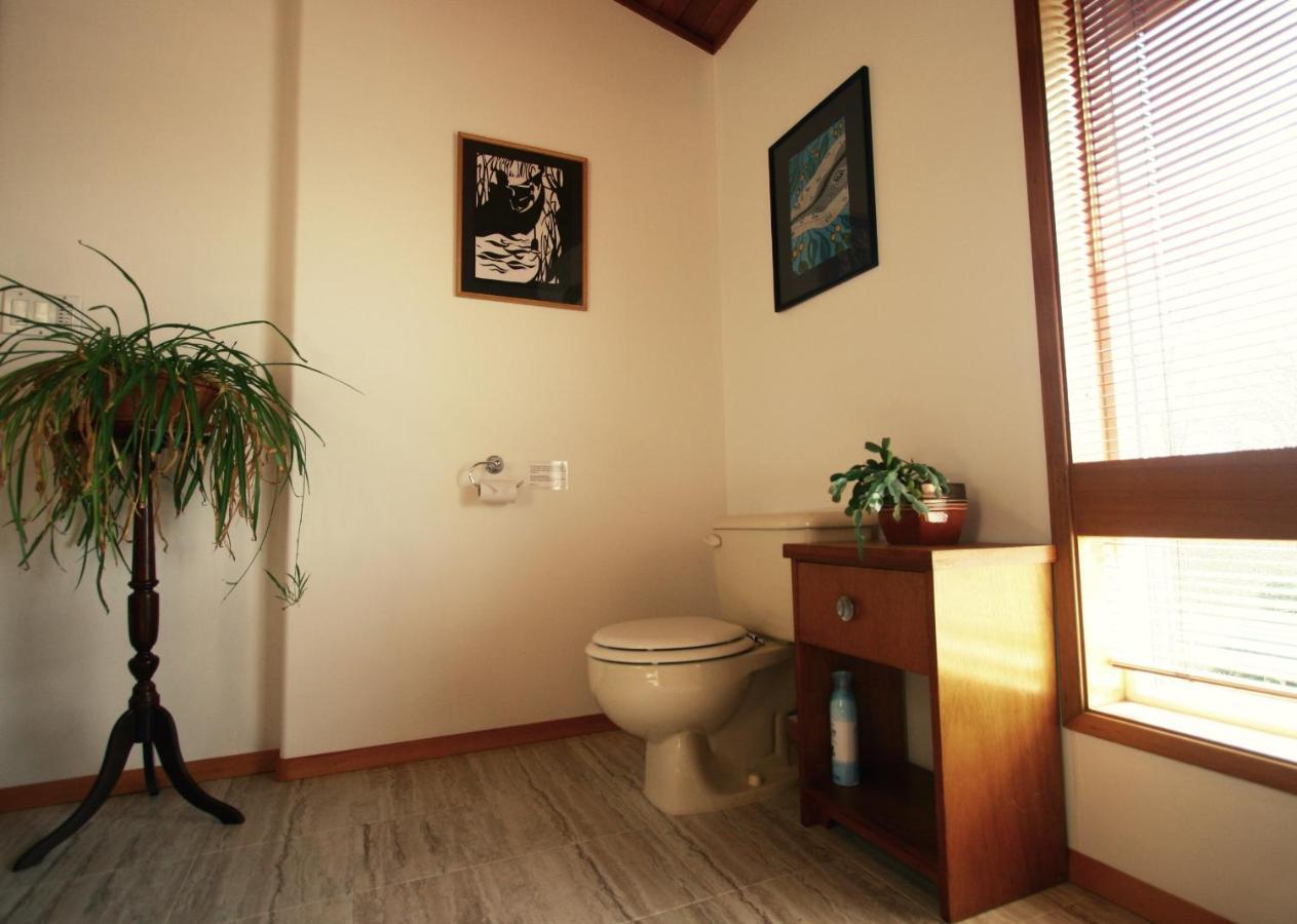 Bed and Breakfast Moon And Sixpence Ucluelet Exterior foto